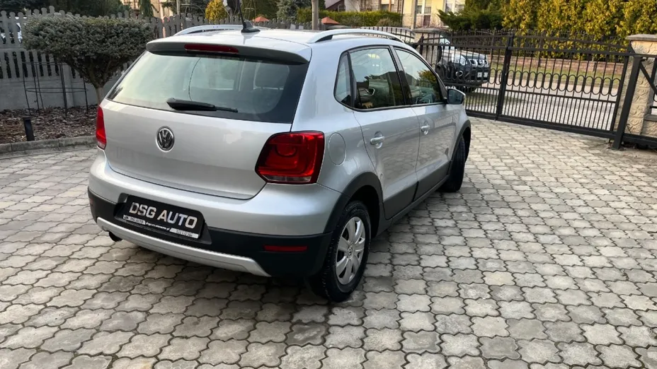 VOLKSWAGEN Polo -