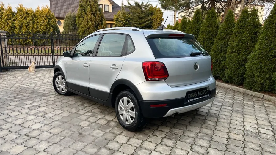 VOLKSWAGEN Polo -