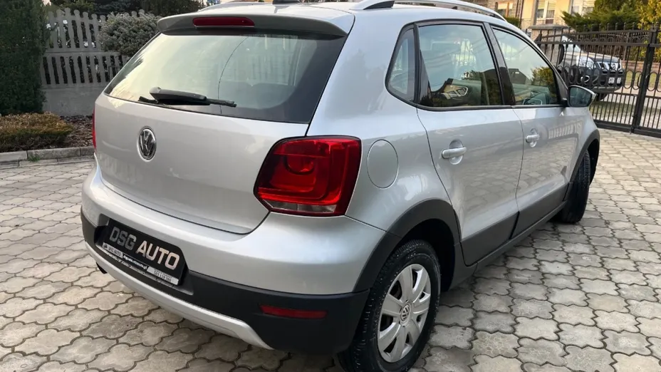 VOLKSWAGEN Polo -