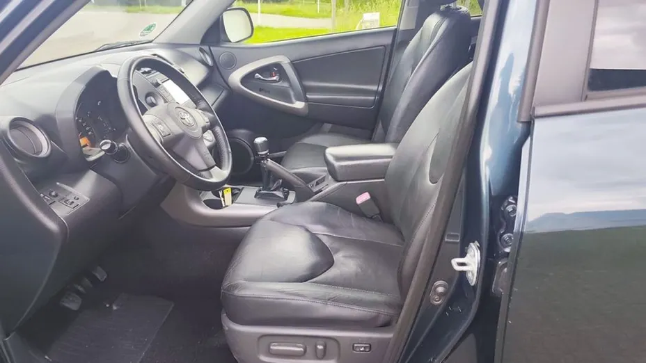 TOYOTA RAV4 -