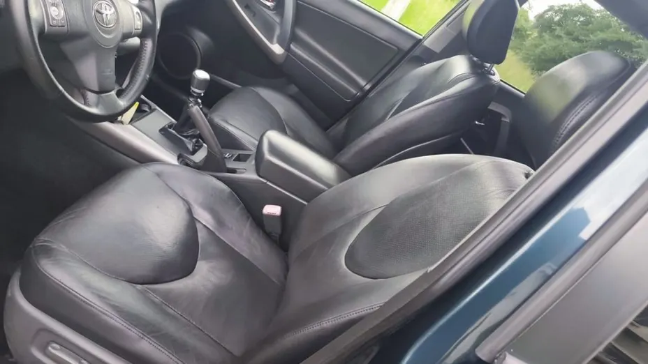 TOYOTA RAV4 -