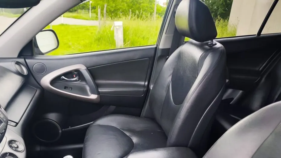 TOYOTA RAV4 -