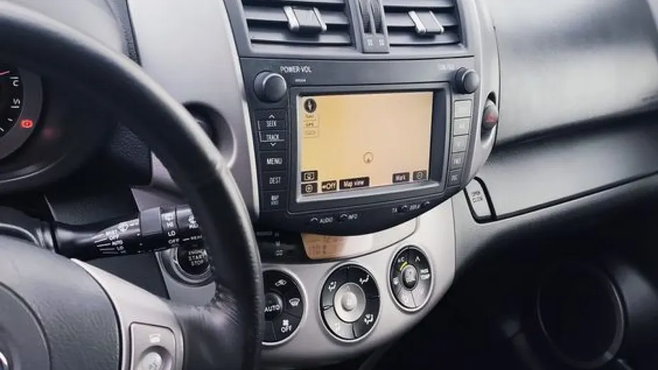 TOYOTA RAV4 -