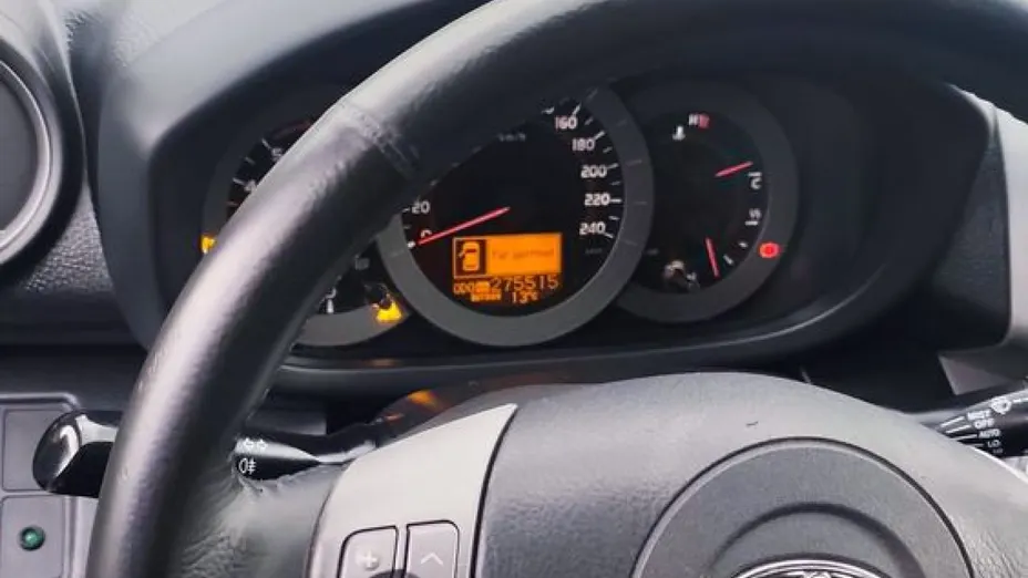TOYOTA RAV4 -