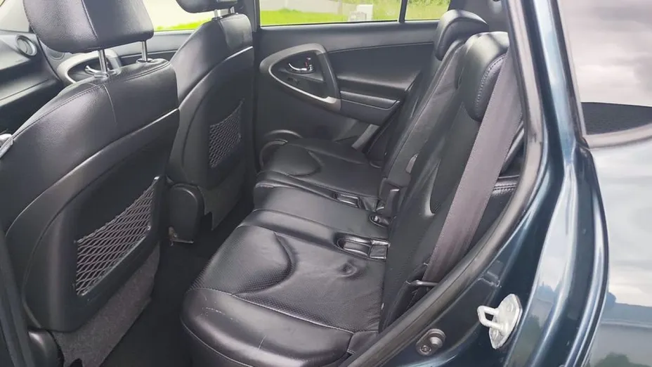 TOYOTA RAV4 -