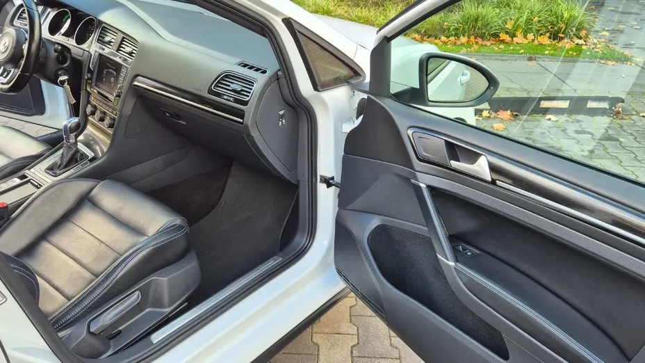 VOLKSWAGEN Golf -