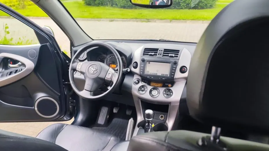 TOYOTA RAV4 -