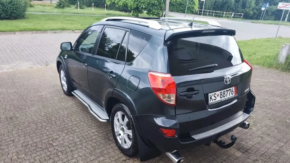 TOYOTA RAV4 -