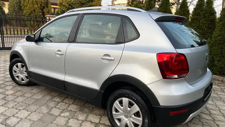 VOLKSWAGEN Polo -