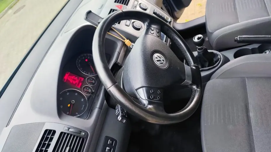 VOLKSWAGEN Touran -