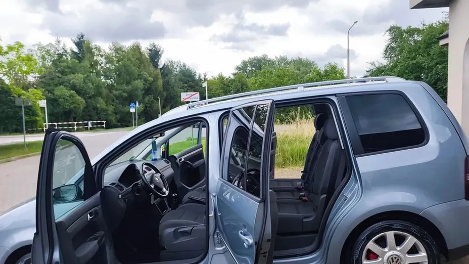 VOLKSWAGEN Touran -
