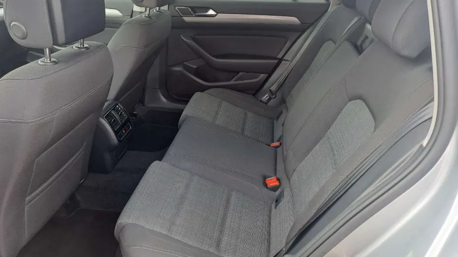 VOLKSWAGEN Passat -