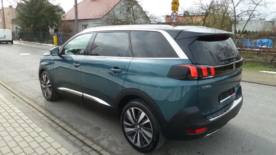 PEUGEOT 5008 -