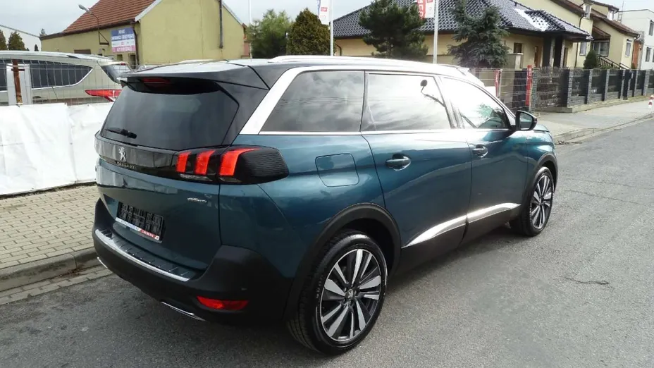 PEUGEOT 5008 -