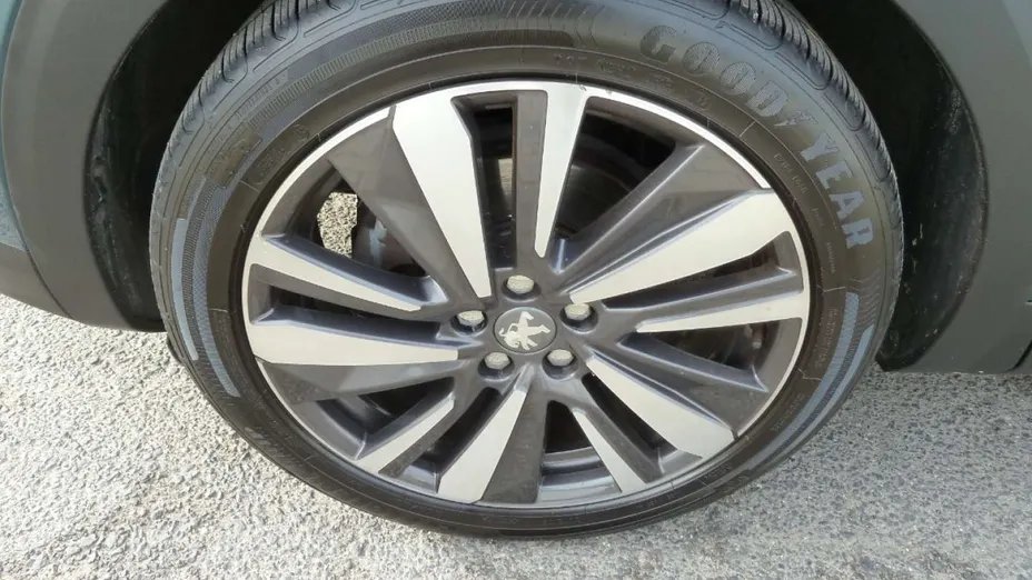 PEUGEOT 5008 -