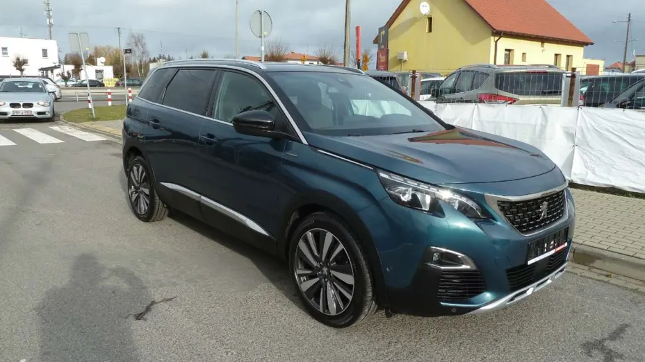 PEUGEOT 5008 -