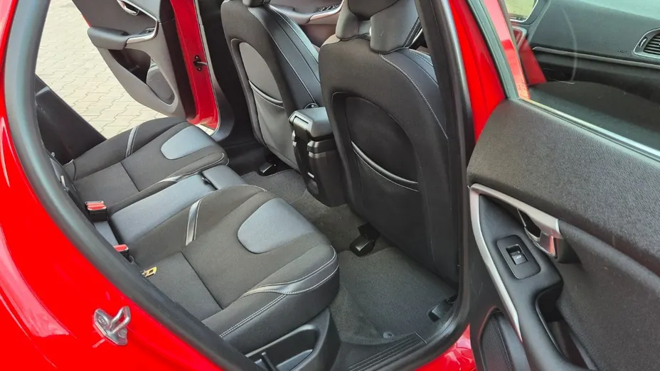 VOLVO V40 -