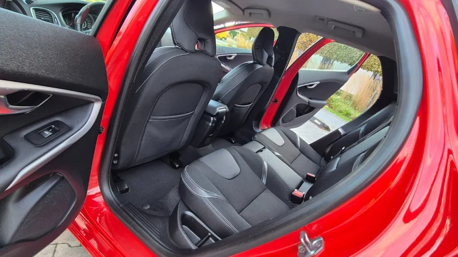 VOLVO V40 -