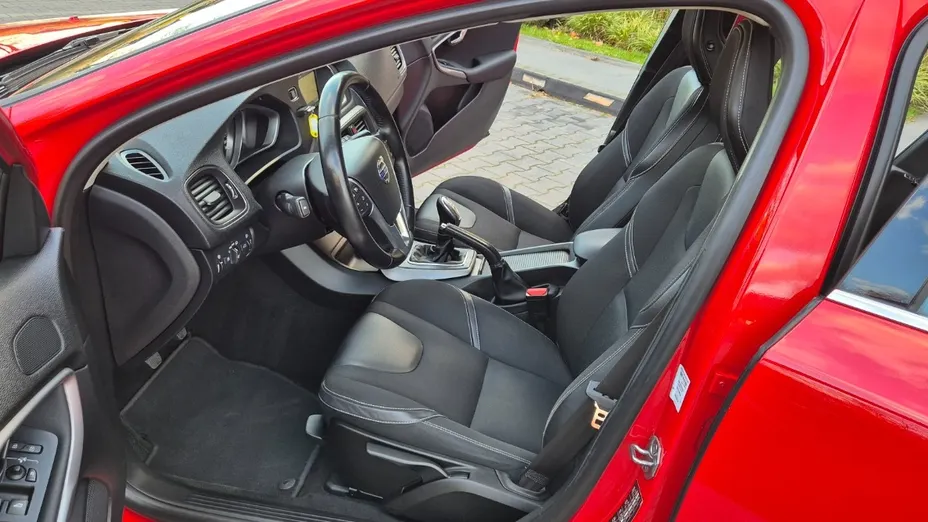 VOLVO V40 -