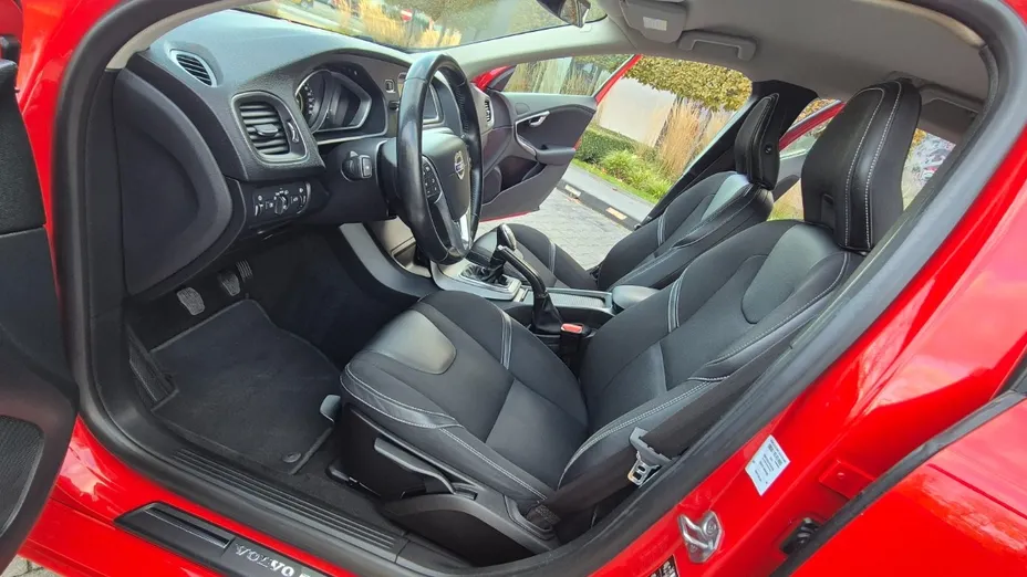 VOLVO V40 -