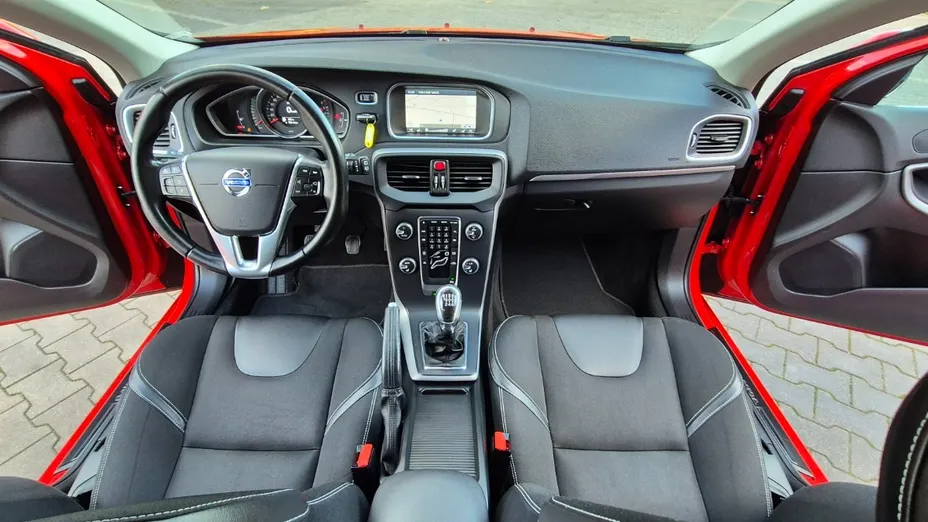VOLVO V40 -