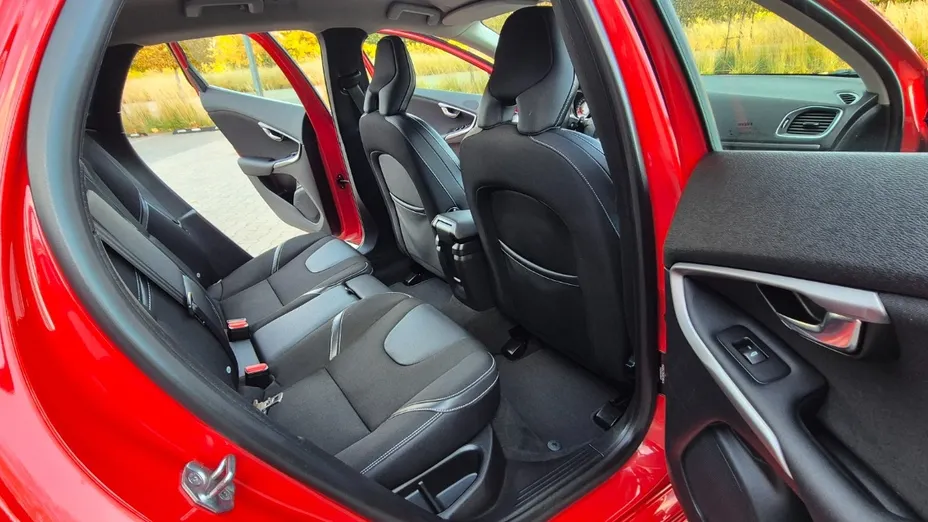 VOLVO V40 -