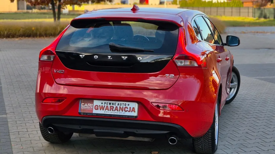 VOLVO V40 -
