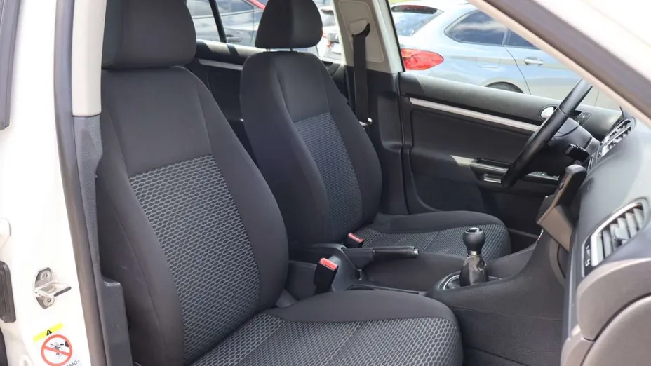 VOLKSWAGEN Golf -