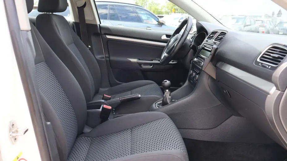VOLKSWAGEN Golf -