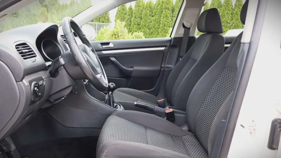 VOLKSWAGEN Golf -