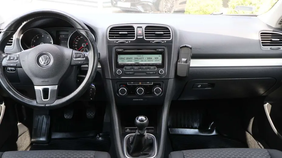 VOLKSWAGEN Golf -