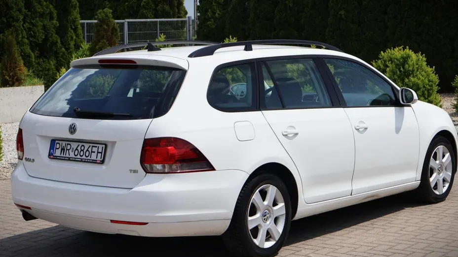 VOLKSWAGEN Golf -
