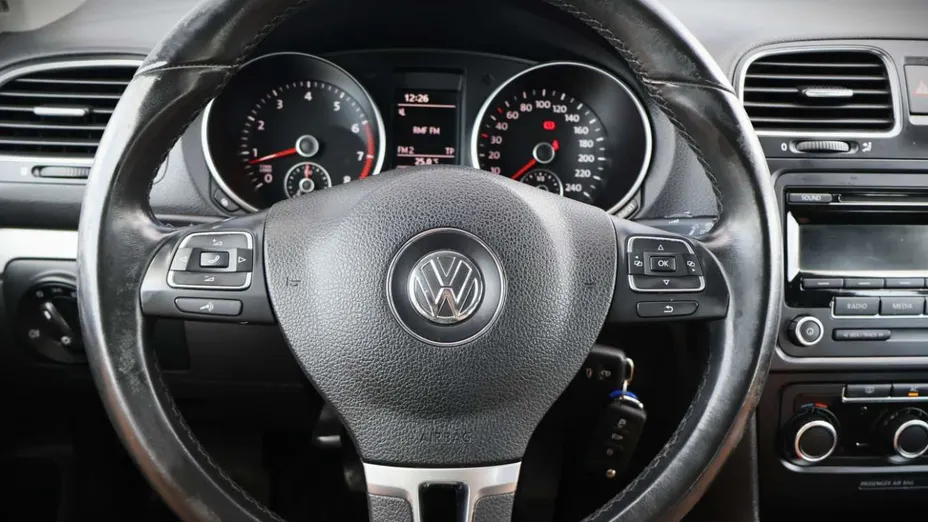 VOLKSWAGEN Golf -