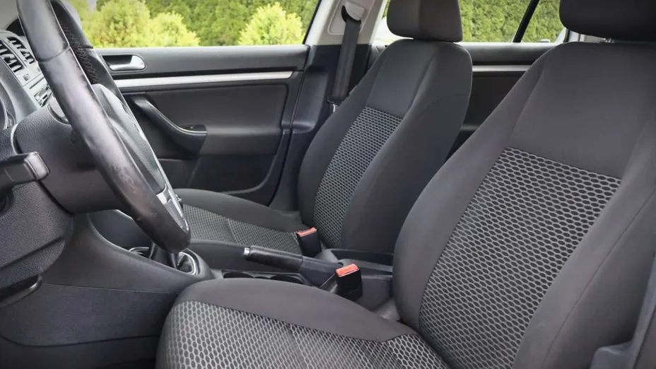 VOLKSWAGEN Golf -