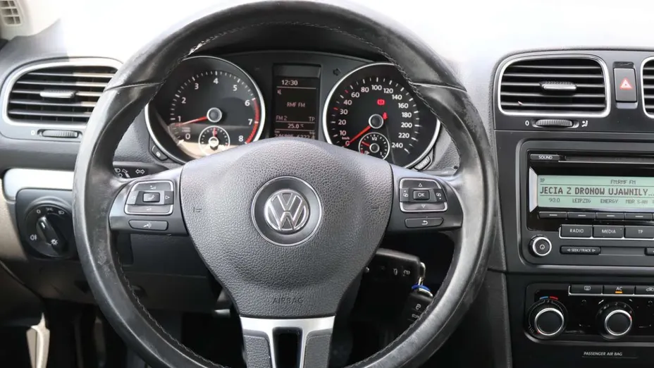 VOLKSWAGEN Golf -