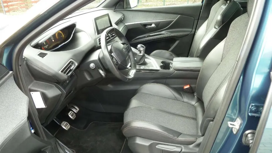PEUGEOT 5008 -
