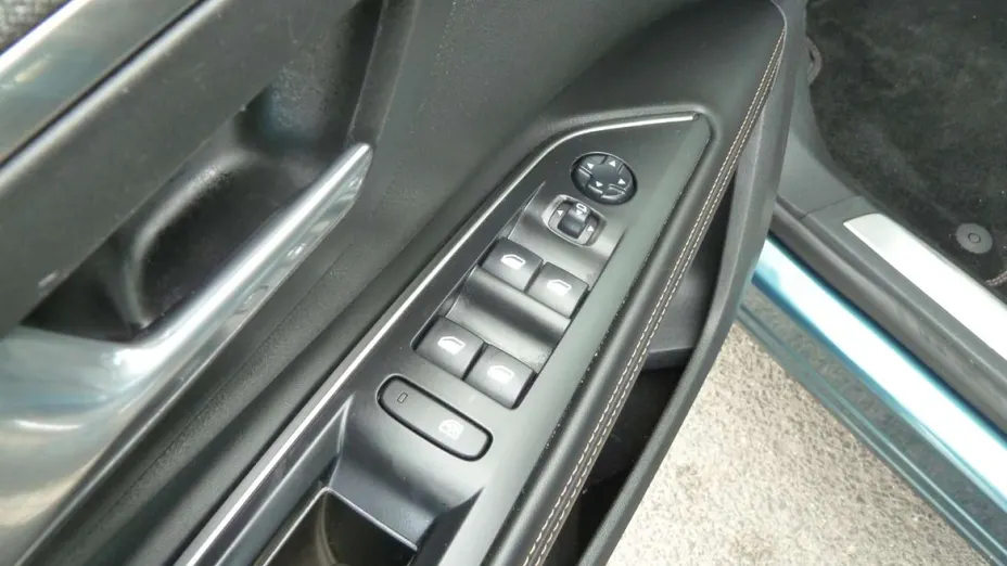 PEUGEOT 5008 -