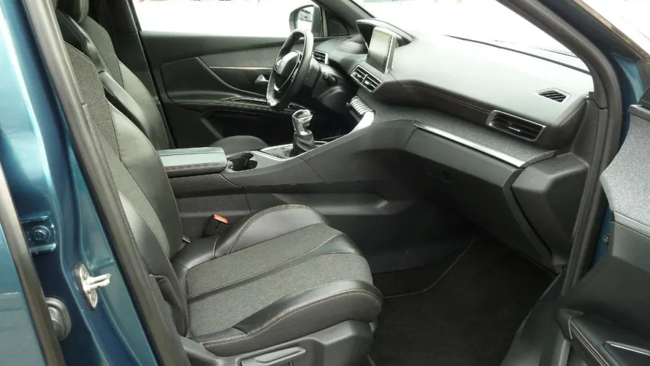 PEUGEOT 5008 -