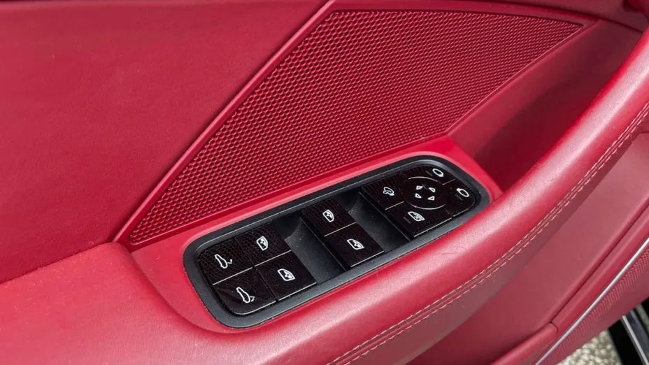 PORSCHE Panamera -
