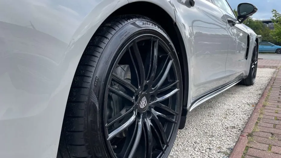 PORSCHE Panamera -