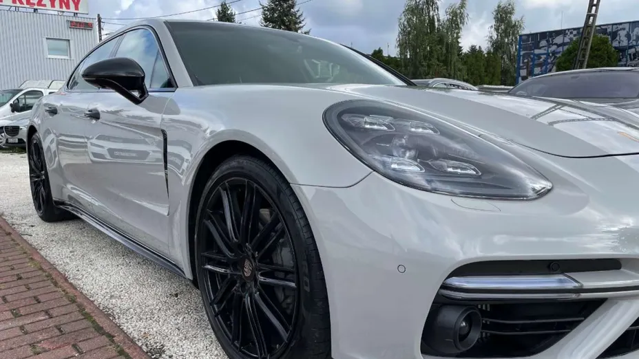 PORSCHE Panamera -