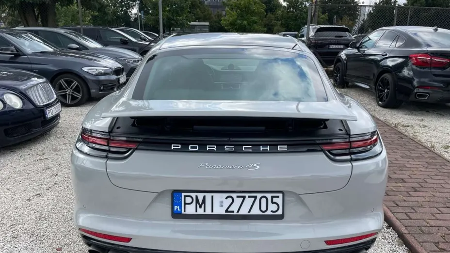 PORSCHE Panamera -