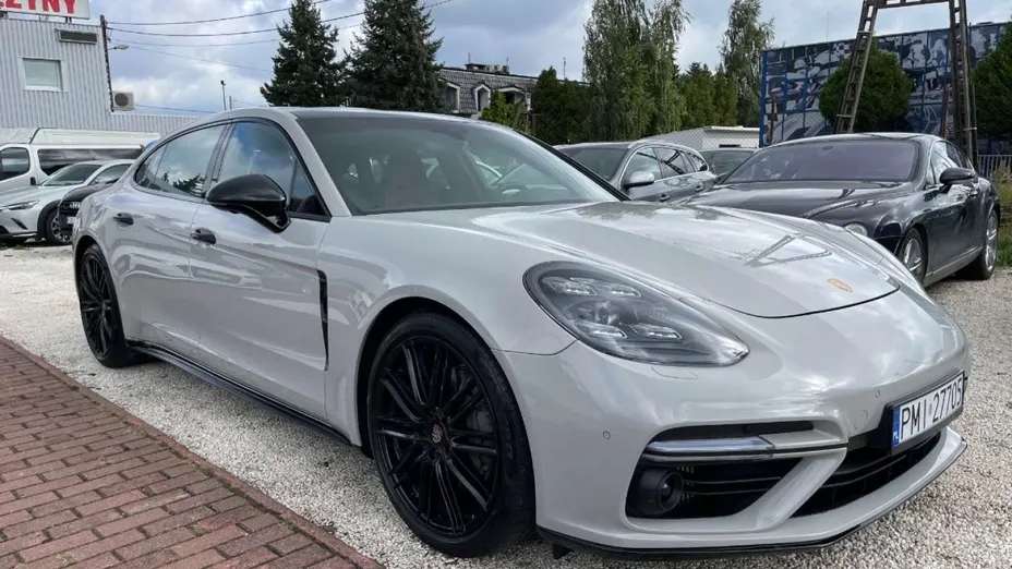 PORSCHE Panamera -