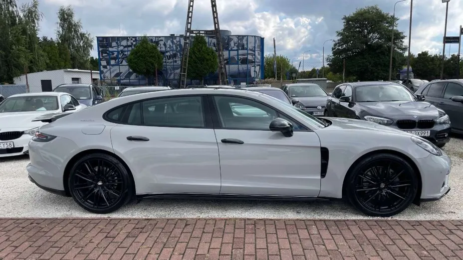 PORSCHE Panamera -