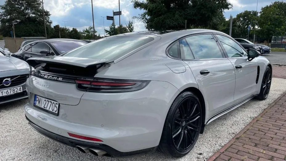 PORSCHE Panamera -
