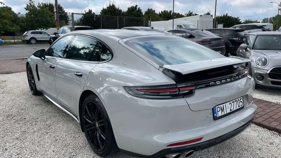 PORSCHE Panamera -