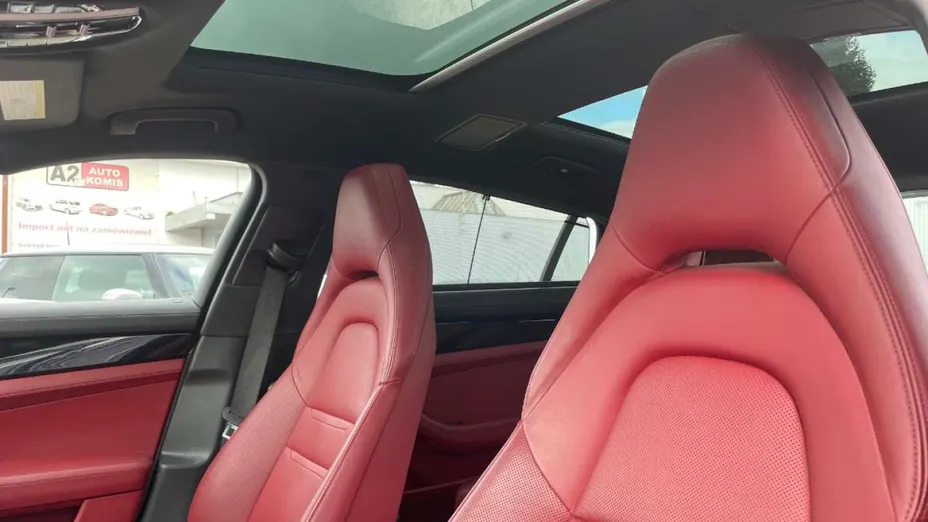 PORSCHE Panamera -