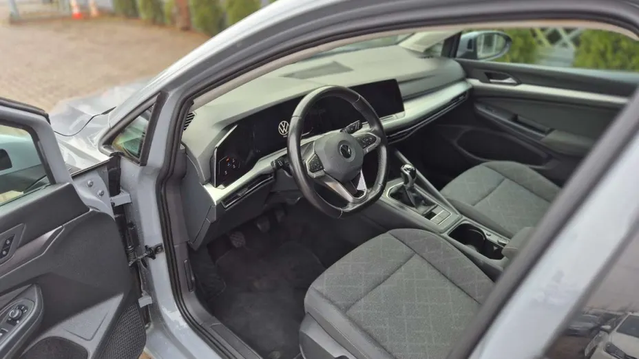 VOLKSWAGEN Golf -