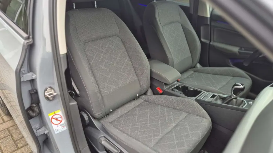 VOLKSWAGEN Golf -