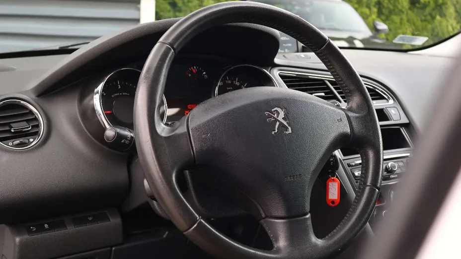 PEUGEOT 5008 -